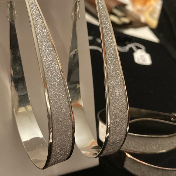 Silver plated & Frosted Oval hoop earrings lever back earrings. 60s inspired